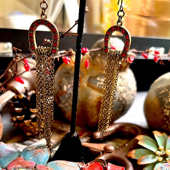 VTG Equestrian Western Antique Gold Dangel Chain Red Crystal Horseshoe Earrings - Picture 1 of 9